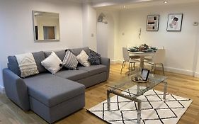 Modern & Spacious Leeds City Centre Apartment With Parking - Sleeps 5