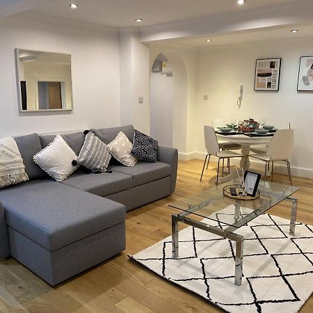 Modern & Spacious Leeds City Centre Apartment With Parking - Sleeps 5 Exterior photo