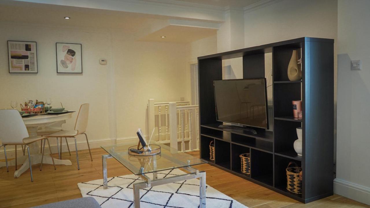 Modern & Spacious Leeds City Centre Apartment With Parking - Sleeps 5 Exterior photo