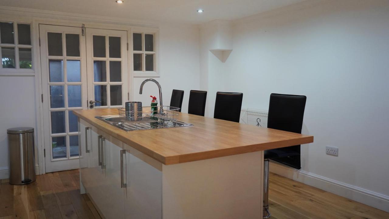 Modern & Spacious Leeds City Centre Apartment With Parking - Sleeps 5 Exterior photo