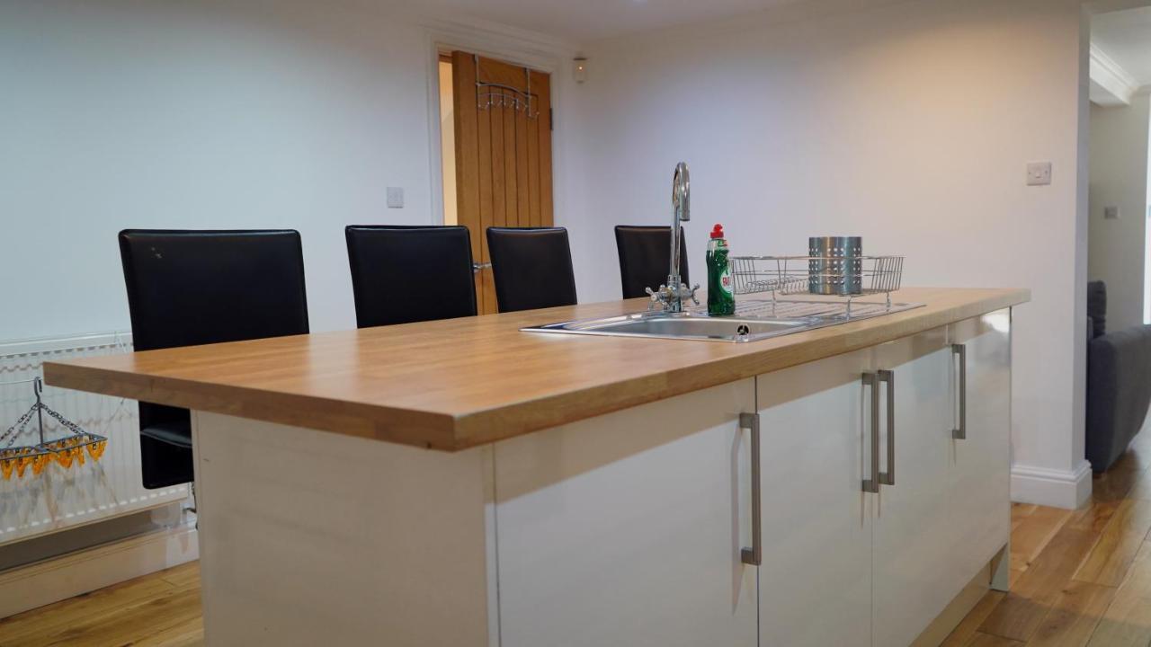 Modern & Spacious Leeds City Centre Apartment With Parking - Sleeps 5 Exterior photo