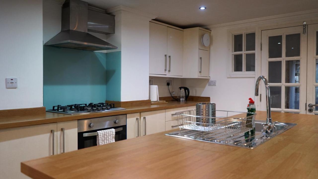 Modern & Spacious Leeds City Centre Apartment With Parking - Sleeps 5 Exterior photo